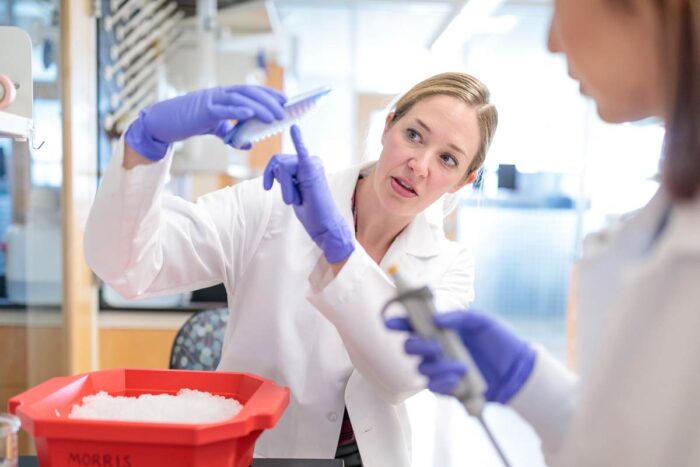 Samantha Morris, PhD, trains MSTP student Chuner Guo to prepare single-cell libraries.