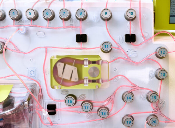 A device transforms a patient’s white blood cells into a CAR T-cell therapy in several days in the Siteman Cancer Center Biologic Therapy Core Facility. This supports translational medicine efforts — from bench to bedside — in the fields of cellular therapy and gene therapy for treating blood cancers.